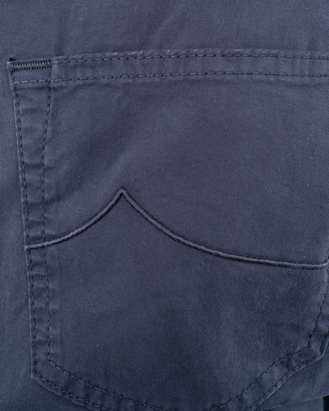 shop JACOB COHEN  Jeans: Jacob Cohen jeans cinque tasche.
Modello a cinque tasche con logo ricamato sul taschino.
Passanti al punto vita.
Chiusura con bottoni.
Patta interna ricamata con nome del pantalone e citazione del fondatore.
Salpa in cavallino blu con logo in ecopelle ricamato in posizione asimmetrica.
Include bandana con stampa Elegance e rocchetto di filo.
Profumati con l’esclusiva fragranza Jacob Cohën.
Composizione: 97% Cotone, 3% Elastan.
Made in Italy.. QE006 054 S2544-Y99 number 6672202